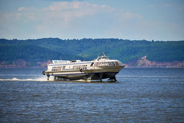 Rusya, Kazan Haziran 2019. Güneşli bir günde Volga nehri boyunca yüksek hızlı bir hidrofolyo zevk gemisi yelken açar..