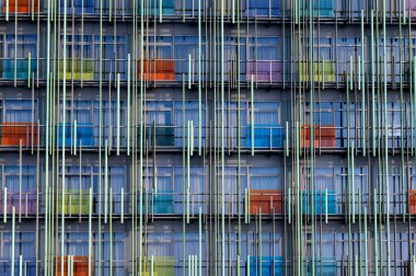 Modern bir konut binasının cephesi, soyut bir mimari çözüm, çok renkli paneller ve metal borular dizayn edildi..