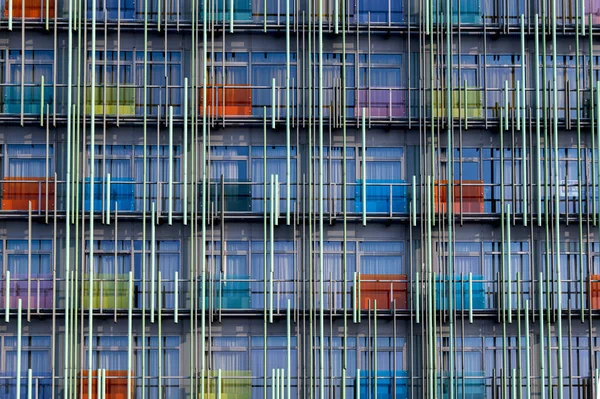 Modern bir konut binasının cephesi, soyut bir mimari çözüm, çok renkli paneller ve metal borular dizayn edildi..