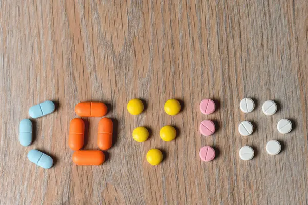 Çeşitli Ilaç Tabletleri Kullanıyormuş Covid Kelimesi Virüs Covid 2019 Konsept — Stok fotoğraf