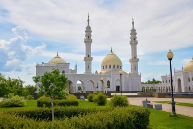 Bulgars 'taki güzel beyaz cami. Tataristan Cumhuriyeti, Rusya. İslam, din ve mimari.