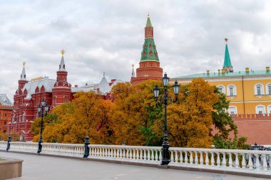 Rusya, Moskova Ekim 2019. Moskova Kremlin manzarası. Kremlin yakınlarındaki Alexander Garden 'da insanlar yürüyor. Moskova ve Rusya 'nın ünlü manzaraları.