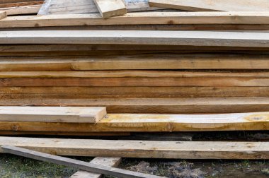 Tahta kalaslar, kereste. Bölgede doğal çam ağacı tahtaları var. Açık hava tahtaları.