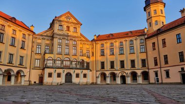 Ortaçağ şatosunun dışı. Ana binanın ön cephesinin görüntüsü.