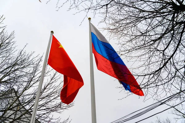 Ветру Развеваются Российские Китайские Флаги Флаги России Китая Флагштоках — стоковое фото