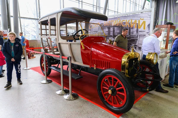 ロシア モスクワ 2020年3月8日 ヴィンテージカーの展示 木製のボディとホイールとヴィンテージ車 — ストック写真