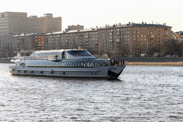 Москва Росія Лютий 2020 Сучасний Річковий Човен Везе Туристів Вздовж — стокове фото
