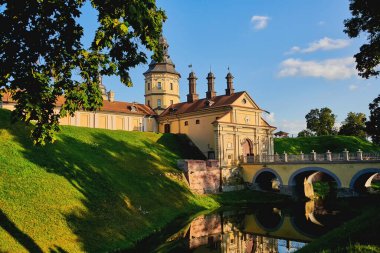 Ortaçağ şatosunun dışı. Kale duvarı ve su dolu hendeği olan eski bir kale manzarası..