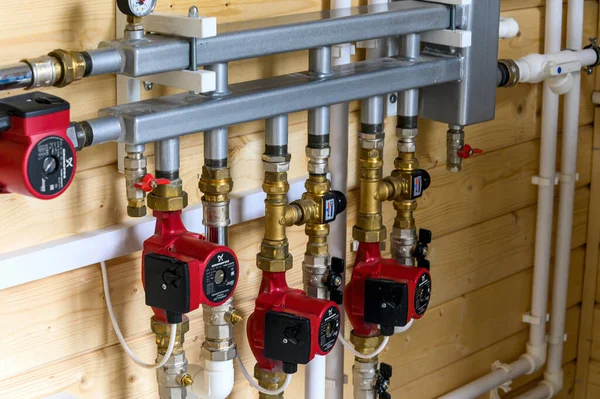 Konut binasındaki mühendislik sistemlerinin kabloları. Isıtma ve su tedarik sistemleri için pompalar.