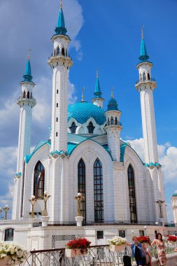 Rusya, Kazan Haziran 2019. Kazan Kremlin 'deki Kul Şerif camii. Mavi kubbeli güzel beyaz cami. Rusya 'nın tarihi, kültürel, dini ve turistik cazibesi.