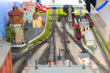 Rusya, Moskova, 8 Mart 2020. Antika araba sergisi. Binaları ve trenleri olan minyatür tren istasyonu..