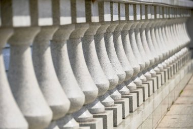 Çitin beyaz mermer sütunları yaklaşıyor. Gelecekteki iletileri çoğalt.