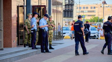 Rusya, Kazan Haziran 2019. Polis memurları Kazan 'daki istasyon binasının dışında devriye geziyor. Polis memurları şehirde güvenliği ve düzeni sağlıyorlar..
