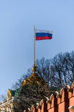 Kremlin duvarı ve Rus bayrağı Grand Kremlin Sarayı 'nın binasında..