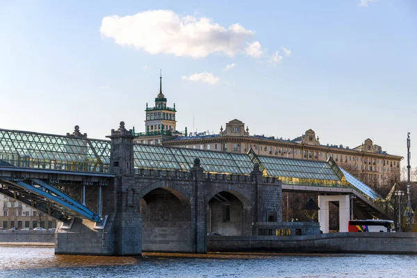 ガラス屋根の橋の眺め モスクワ川にかかる橋 — ストック写真