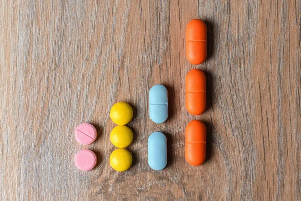 Gráficos Conceito Comprimidos Multicoloridos Gráfico Aumento Incidência Infecção Viral Covid — Fotografia de Stock
