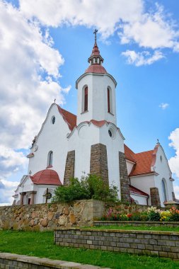 Kırmızı çatılı muhteşem bir beyaz kilise. Eski Katolik Kilisesi.