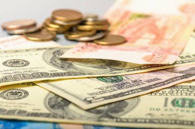 Nakit paralar ve madeni paralar. Amerikan ve Rus para banknotlarının ve sikkelerin geçmişi. Dolar ve ruble arkaplanı.