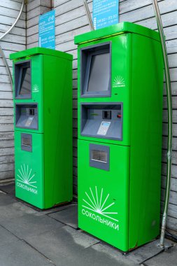 Şehir parkında bilet satmak için bir cihaz. Park 'a bilet satışı.