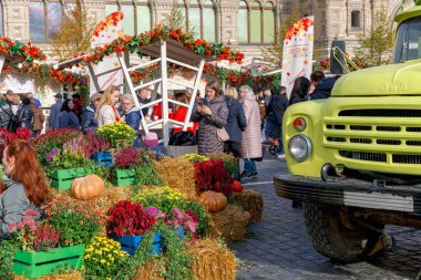 Rusya, Moskova, Ekim 2019. Moskova 'daki Kızıl Meydan' da hasat festivali için eski bir çöp kamyonu..