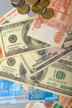 Nakit paralar ve madeni paralar. Amerikan ve Rus para banknotlarının ve sikkelerin geçmişi. Dolar ve ruble arkaplanı.