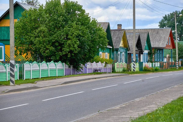 Widok Typowej Wiejskiej Ulicy Wiejska Ulica Letni Dzień — Zdjęcie stockowe