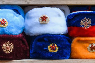 Askeri şapkalar farklı renklerde ushanka, SSCB arması ve Moskova 'dan hatıra olarak kırmızı yıldızlar..