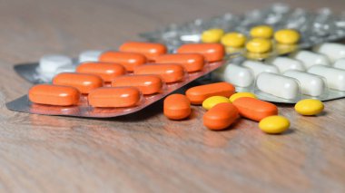 Tablet paketlerini masaya yakın çekim yap. Koronavirüs enfeksiyonunun korunma ve tedavisi kavramı.