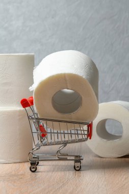Süpermarket arabasındaki tuvalet kağıdı. Tuvalet kağıdı alma kavramı.