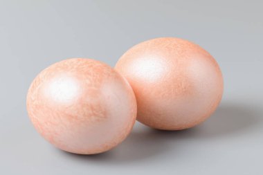 Paskalya yumurtaları gri arka planda mermer gibi boyanmış. Paskalya yumurtaları. Paskalya yumurtaları bir semboldür ve bayramın zorunlu bir özelliğidir..