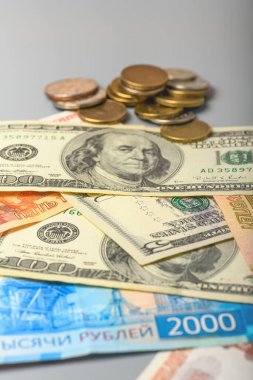 Nakit paralar ve madeni paralar. Amerikan ve Rus para banknotlarının ve sikkelerin geçmişi. Dolar ve ruble arkaplanı.