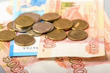 Nakit paralar ve madeni paralar. Rus para banknotlarının geçmişi. Kağıt ruble ve sikkeler arka plan.