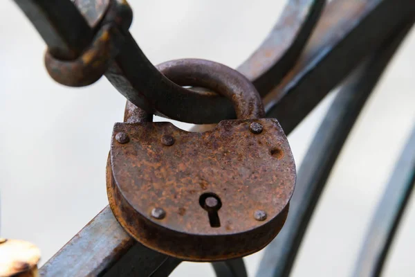 Een Oud Roestig Slot Gesloten Een Metalen Hek Roestige Afsluiting — Stockfoto