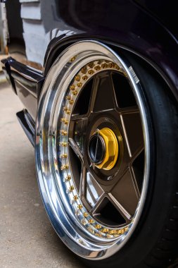 Özel ayarlı araba diski, yakın plan. Sürüklenme için spor bir arabanın diskini ayarla.