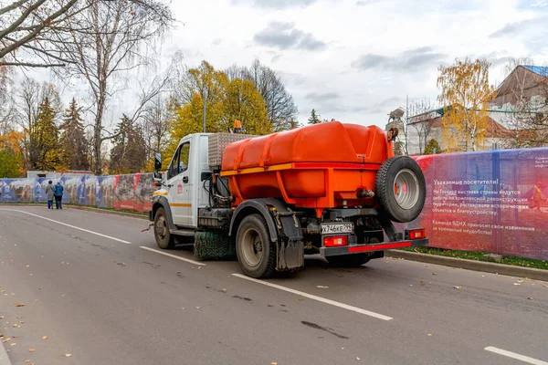 Rusia Moscú Octubre 2019 Máquina Especial Para Limpiar Calles Regar — Foto de Stock