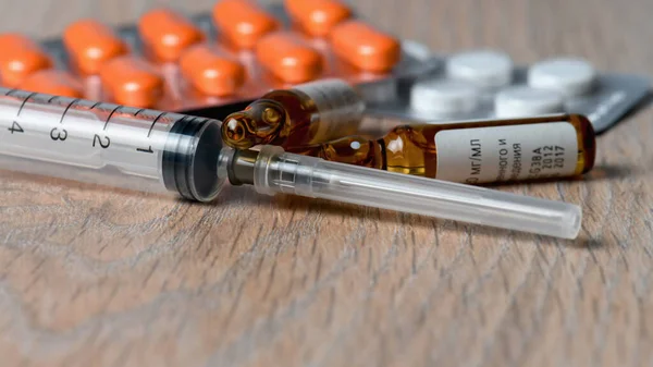 Spuit Ampullen Pillen Tafel Close Concept Van Een Vaccin Tegen — Stockfoto