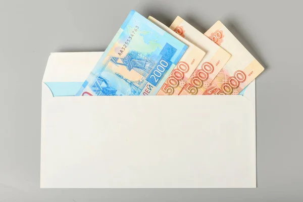 Nakit paralar beyaz bir posta zarfında. Rus parası posta zarfında. Faturalar bir zarfta.