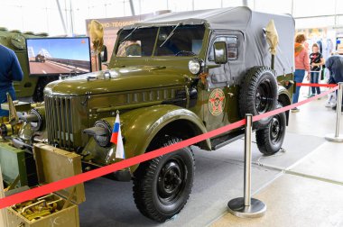 Rusya, Moskova, 8 Mart 2020. Antika araba sergisi. Eski Sovyet askeri cipi..