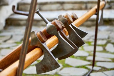 Kadim savaşçıların savaş baltaları bir kürsüde. Savaş baltası, Ortaçağ savaşçılarının etkili bir silahıdır..