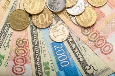 Nakit paralar ve madeni paralar. Amerikan ve Rus para banknotlarının ve sikkelerin geçmişi. Dolar ve ruble arkaplanı.