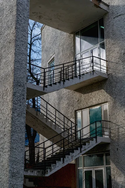 Dış Merdiveni Olan Eski Gri Beton Bir Bina Standart Olmayan — Stok fotoğraf