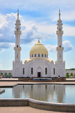 Bulgars 'taki güzel beyaz cami. Tataristan Cumhuriyeti, Rusya. İslam, din ve mimari.