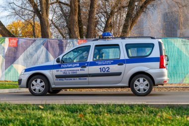 Rusya, Moskova, Ekim 2020. VDNH sergisi bölgesinde park halindeki bir polis arabası..