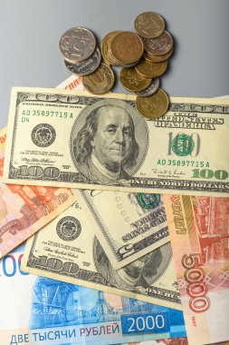 Nakit paralar ve madeni paralar. Amerikan ve Rus para banknotlarının ve sikkelerin geçmişi. Dolar ve ruble arkaplanı.