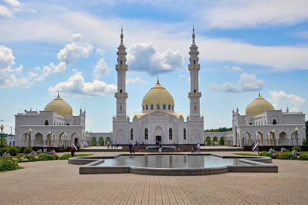Rusya, Kazan Haziran 2019. Bulgars'ta güzel beyaz cami. Tataristan Cumhuriyeti, Rusya. İslam, din ve mimari.
