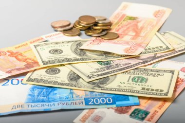 Nakit paralar ve madeni paralar. Amerikan ve Rus para banknotlarının ve sikkelerin geçmişi. Dolar ve ruble arkaplanı.