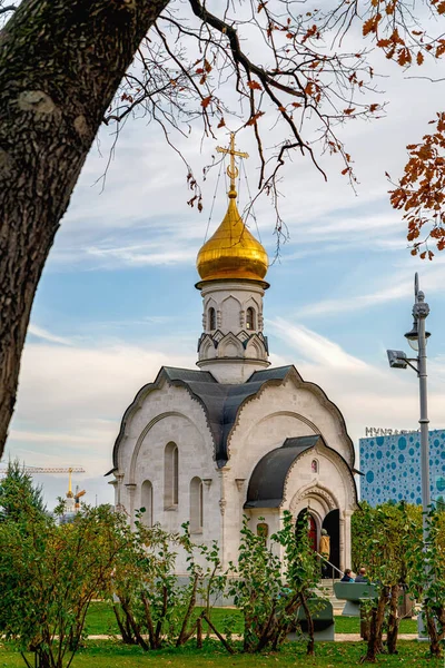 Vista Uma Pequena Igreja Ortodoxa Branca Através Árvores Com Folhas — Fotografia de Stock