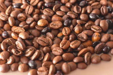 Kahve çekirdeği dokusu yüksek kalitede. Kavrulmuş kahve çekirdeği. Farklı türde kavrulmuş kahve çekirdekleri karışımı..