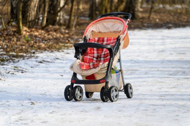 Park 'ta yolda boş bir bebek arabası..