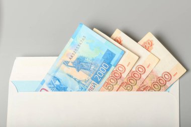 Nakit paralar beyaz bir posta zarfında. Rus parası posta zarfında. Faturalar bir zarfta.